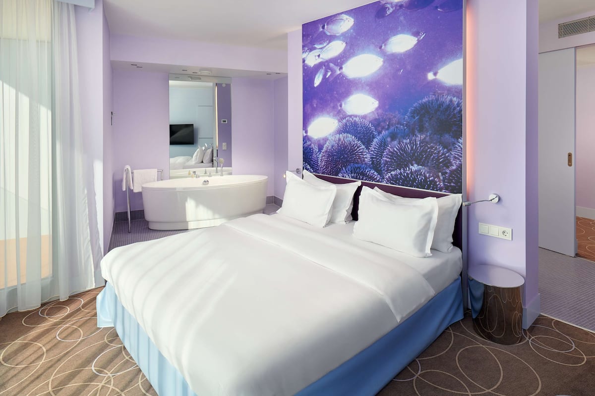 Hypo-allergenic bedding, in-room safe, desk, laptop workspace