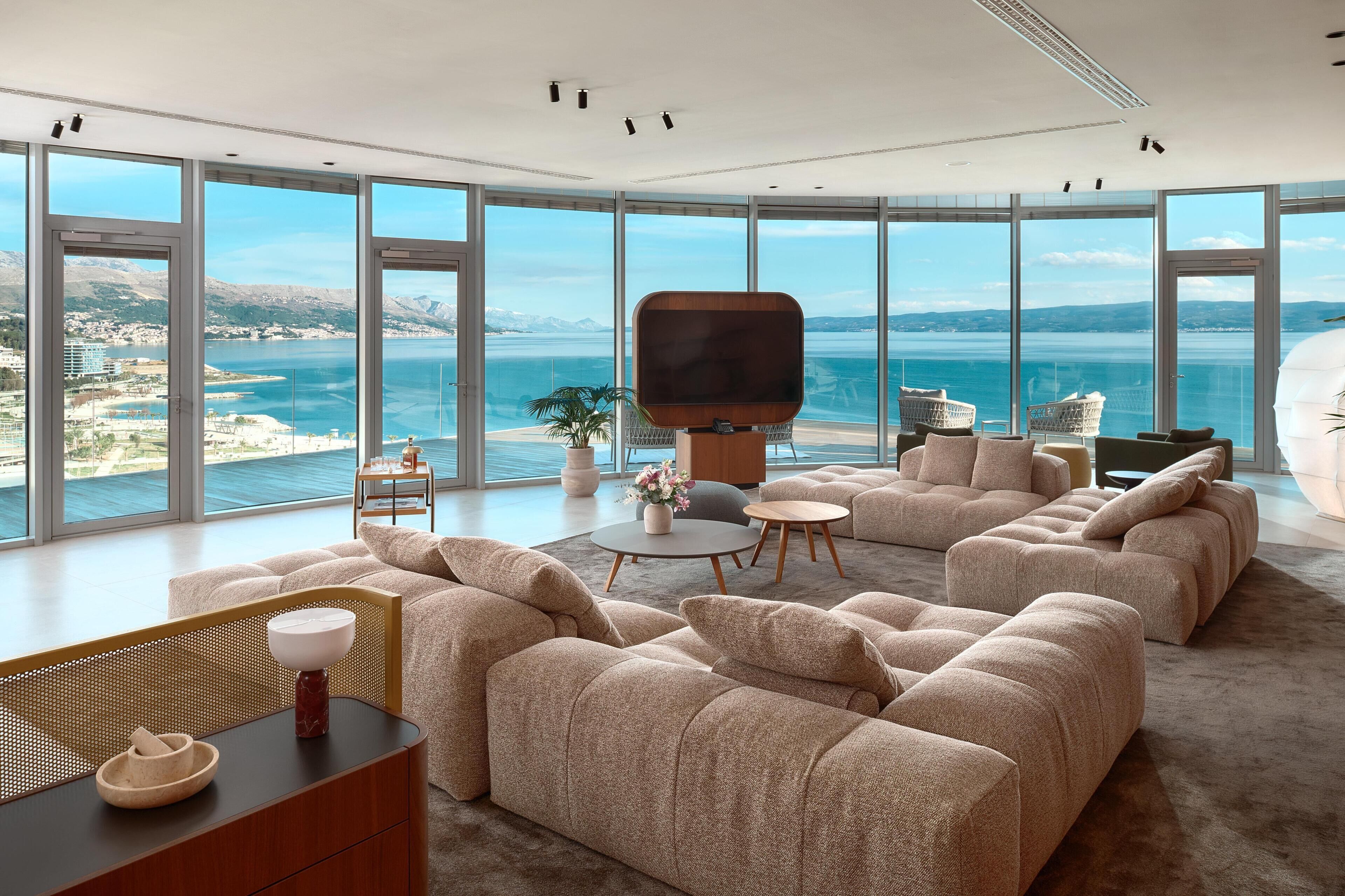 Ropa de cama hipoalergénica y caja de seguridad en la habitación 