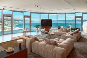 Ropa de cama hipoalergénica y caja de seguridad en la habitación 