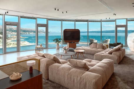 Hypo-allergenic bedding, in-room safe, desk, laptop workspace. Radisson Blu Resort & Spa, Split
