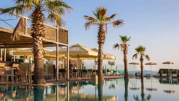 2 bares o lounges, bar junto a la alberca, bar en la playa