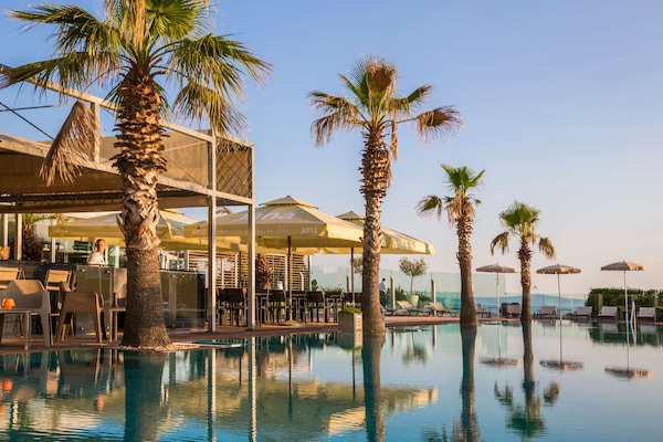 2 bars/lounges, poolside bar, beach bar