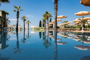 Indoor pool, seasonal outdoor pool, cabanas (surcharge), pool umbrellas - Radisson Blu Resort & Spa, Split (Split)