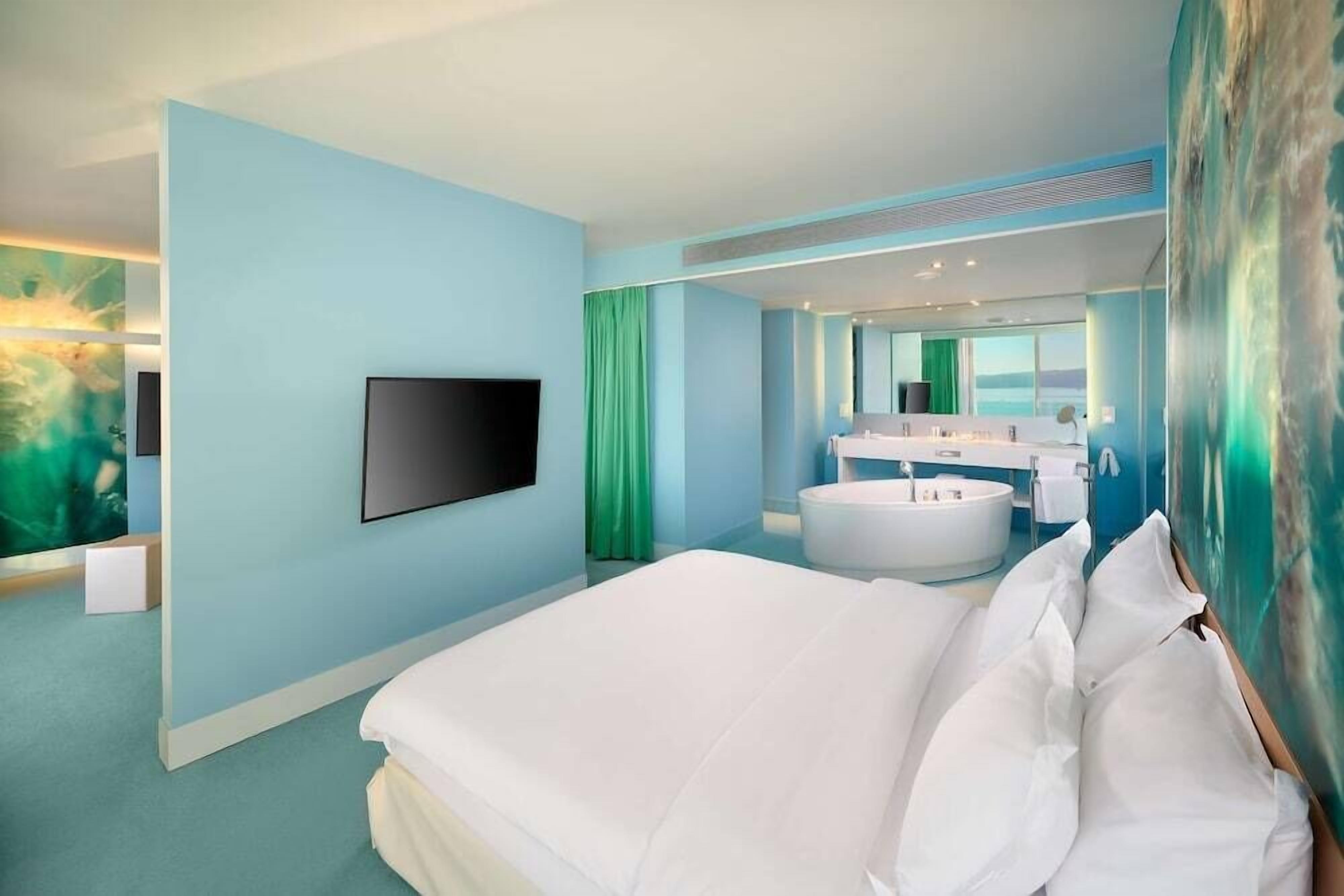 Hypo-allergenic bedding, in-room safe, desk, laptop workspace