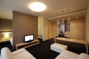 Suite | Bathroom | Shower, hair dryer, towels