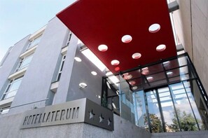 Façade de lâhĂ©bergement - soirĂ©e/nuit