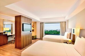 Ropa de cama de alta calidad, minibar, escritorio