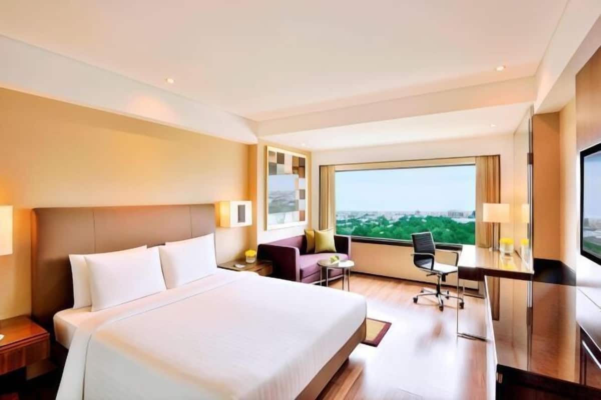Premium bedding, minibar, desk, laptop workspace