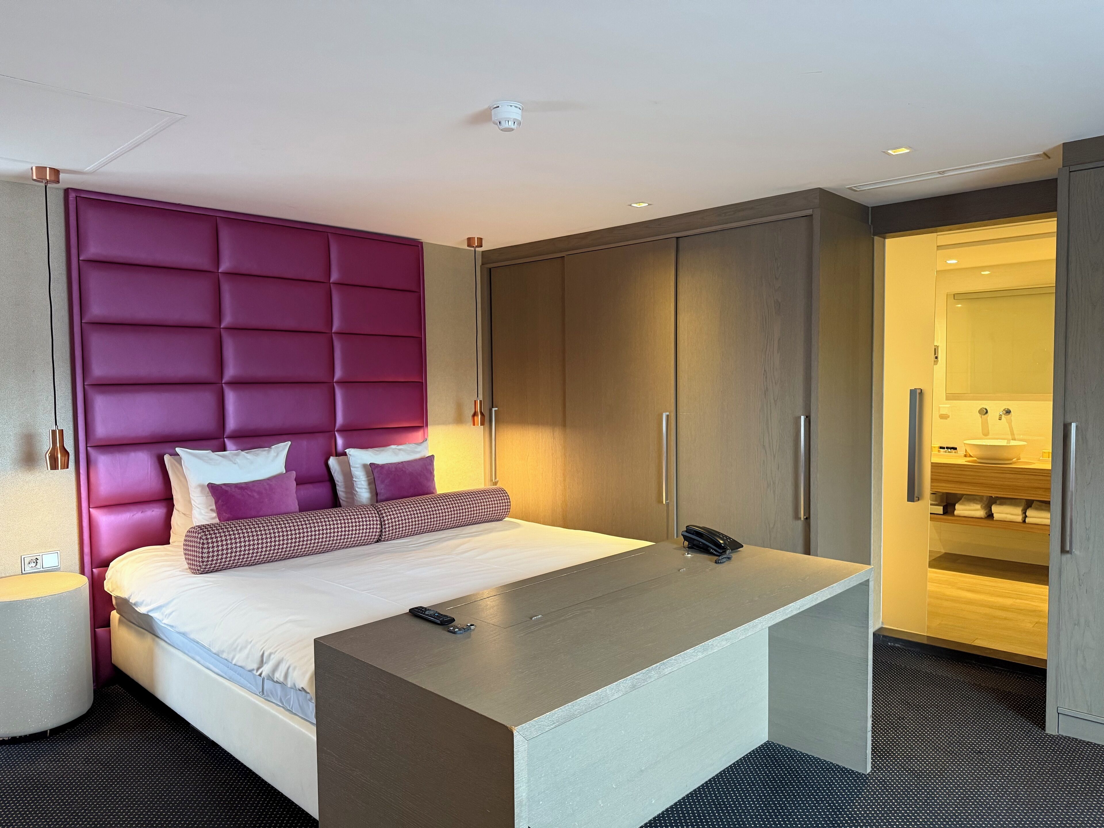 Habitación familiar (PINK) | Minibar, caja fuerte, escritorio y espacio para trabajar con un portátil