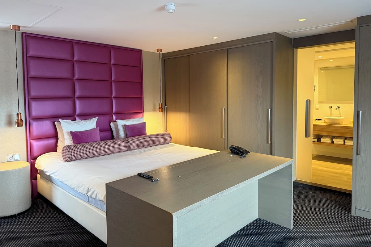 Minibar, caja de seguridad en la habitación y escritorio