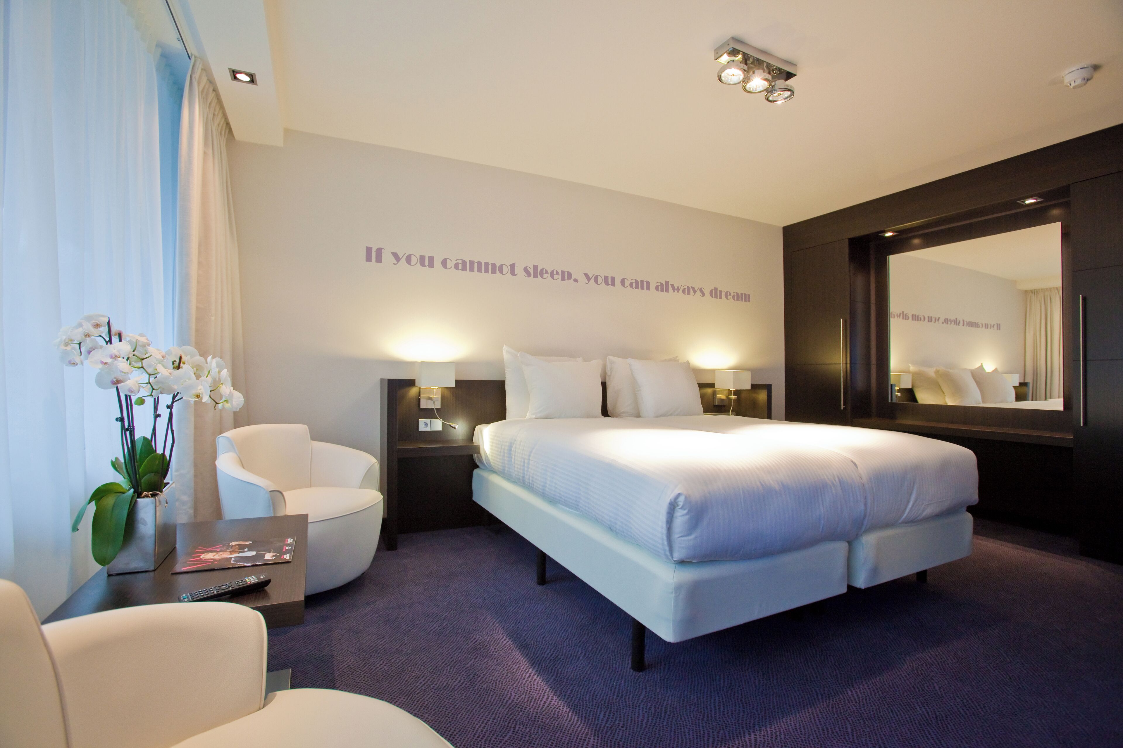 Minibar, caja de seguridad en la habitación y escritorio 