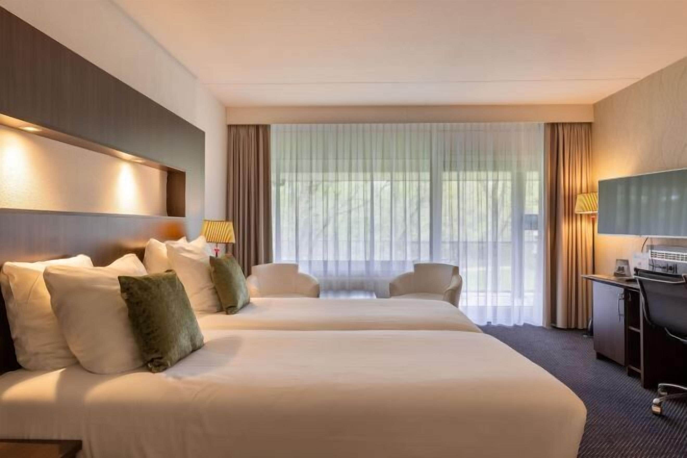 Minibar, Zimmersafe, Schreibtisch, laptopgeeigneter Arbeitsplatz