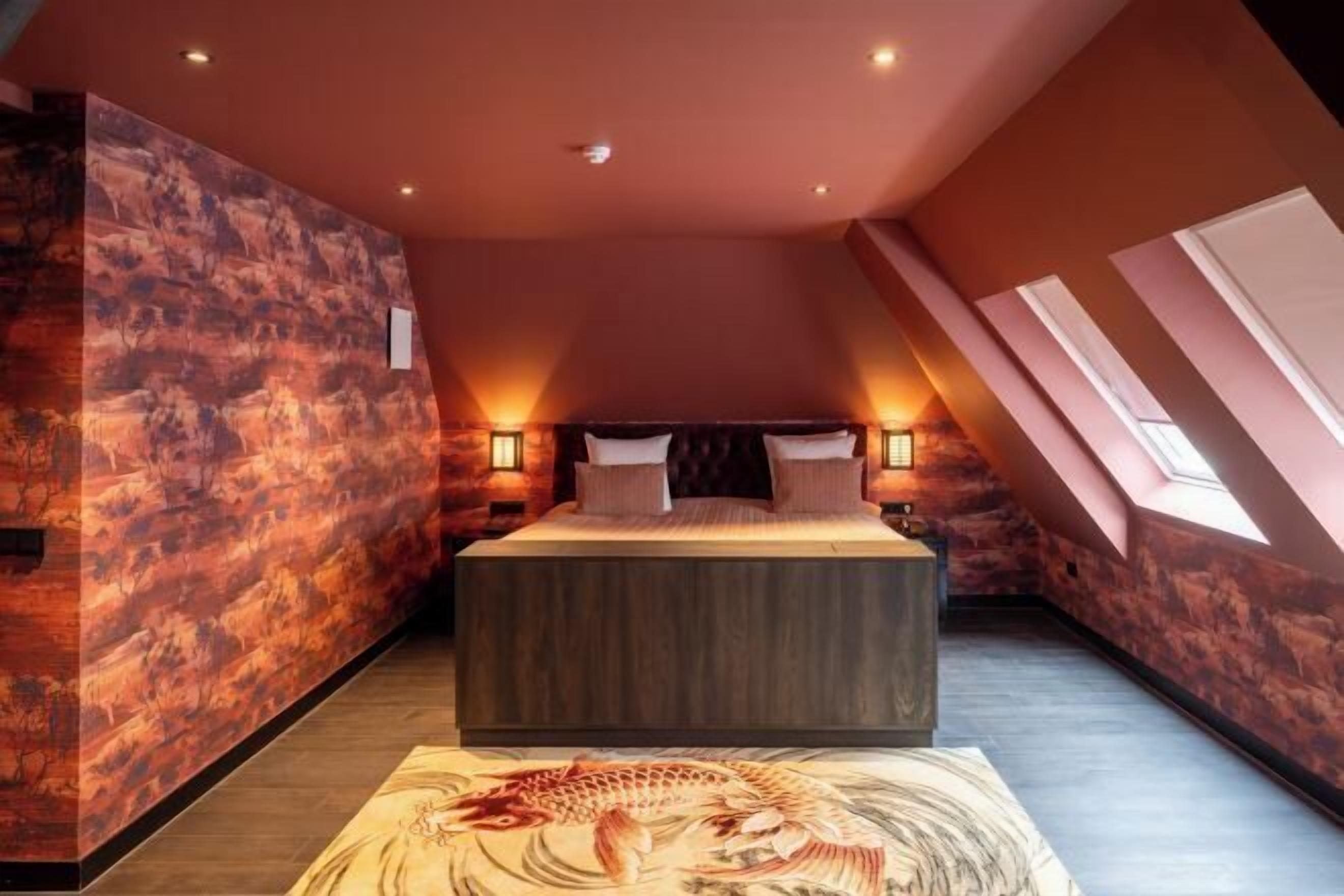 Een minibar, een kluis op de kamer, een bureau, een laptopwerkplek