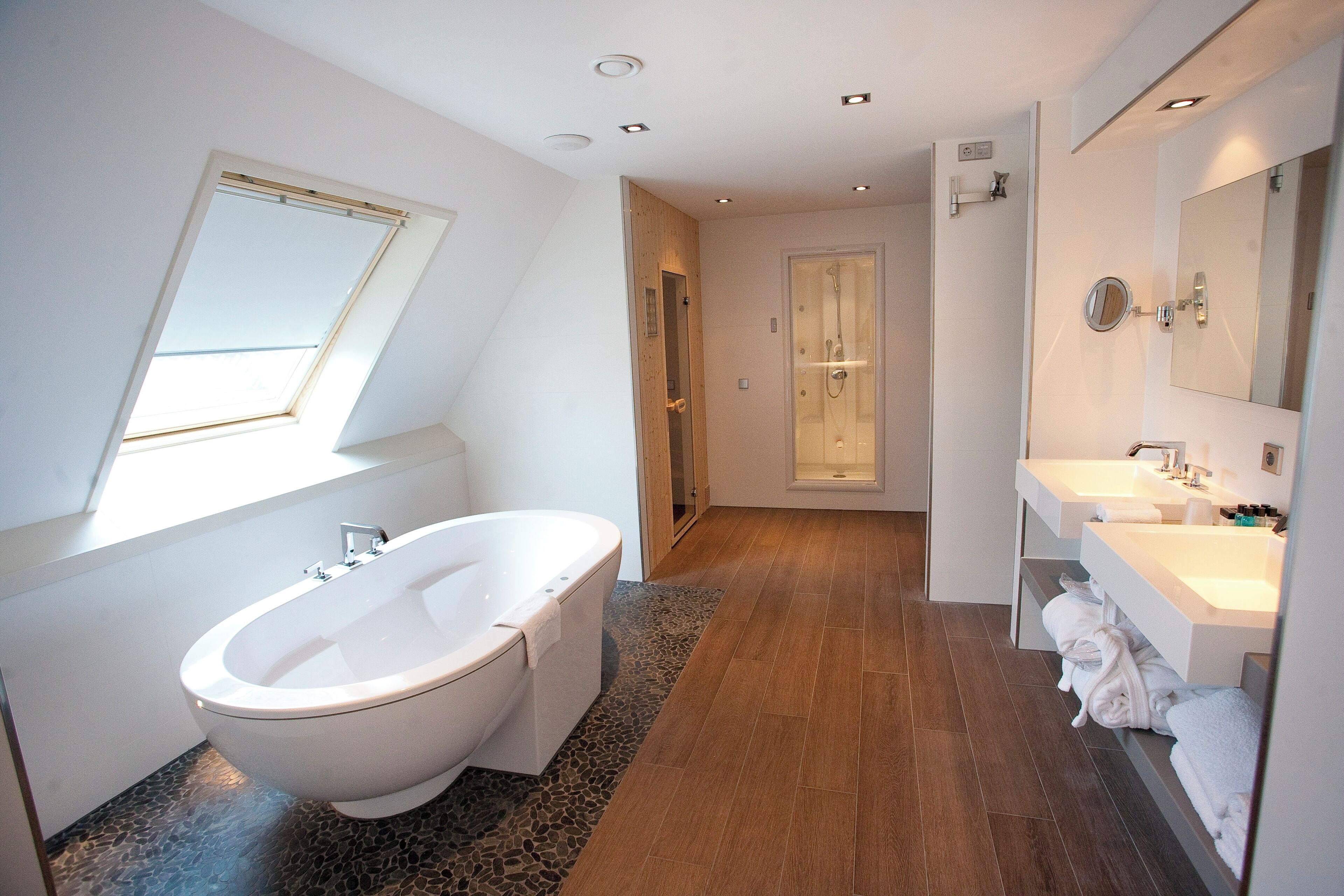 Suite (Wellness) | Baño | Bañera y ducha independientes y cabezal de ducha tipo lluvia