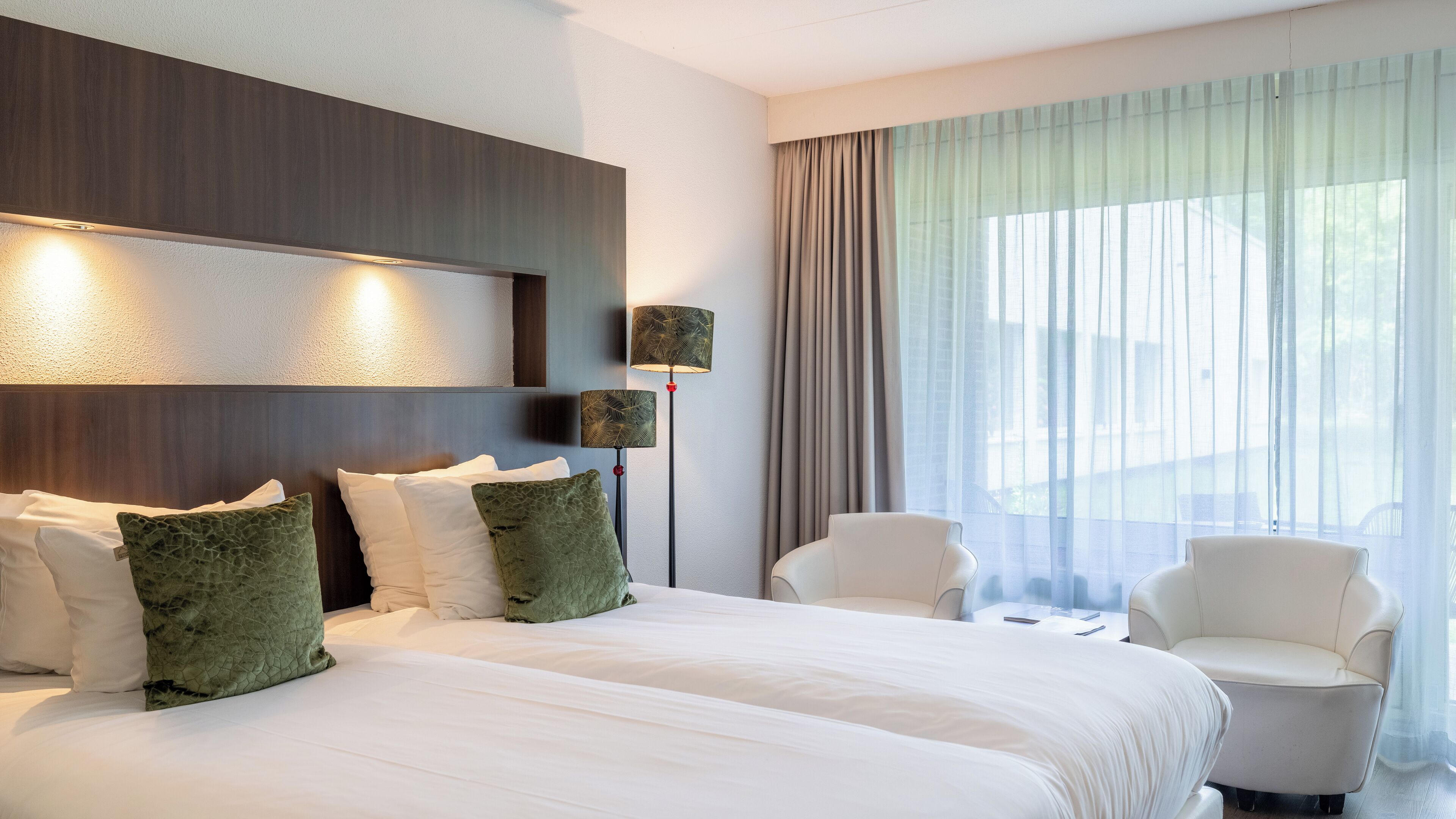 Minibar, caja de seguridad en la habitación y escritorio 