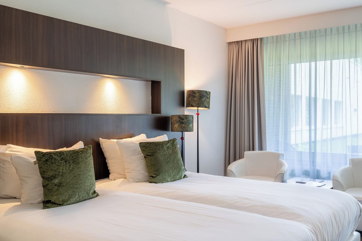 Minibar, caja de seguridad en la habitación y escritorio