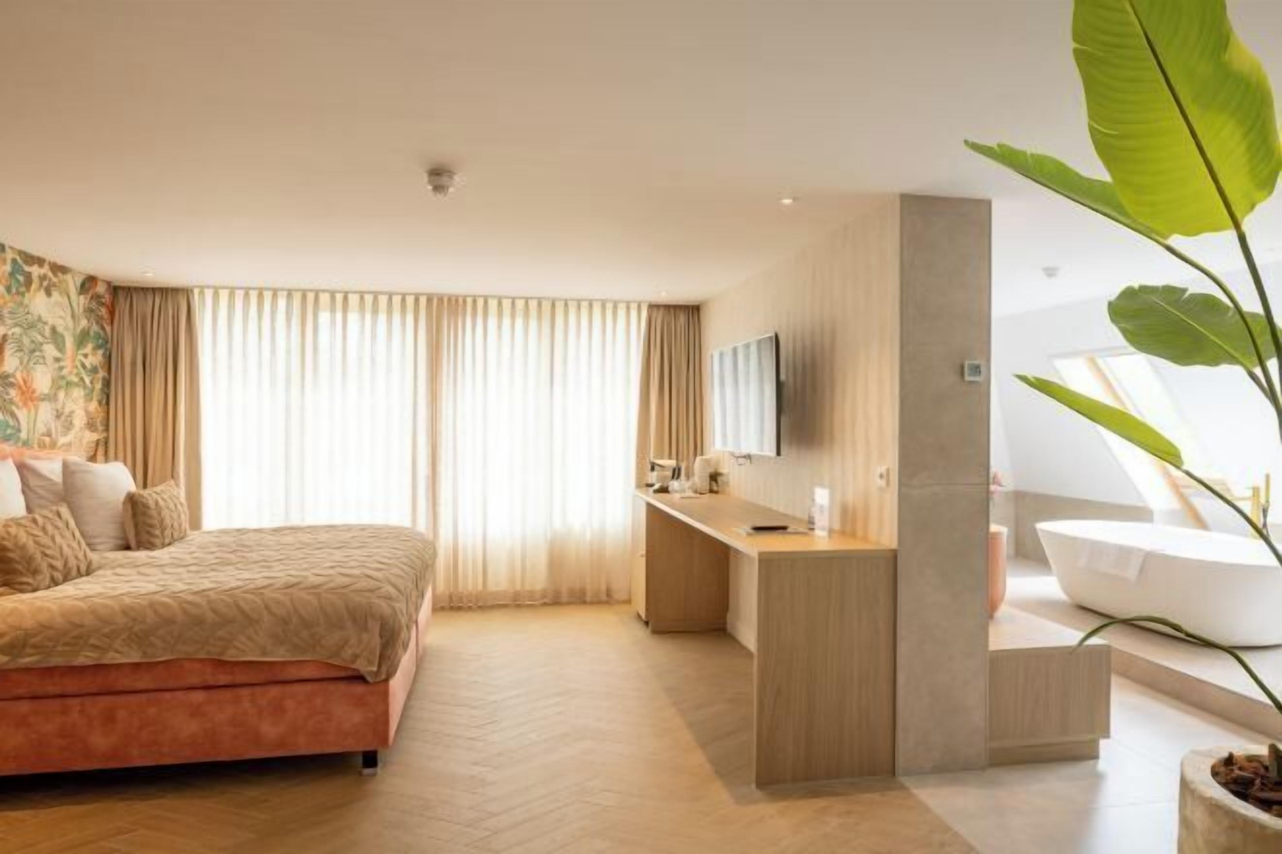 Minibar, in-room safe, desk, laptop workspace