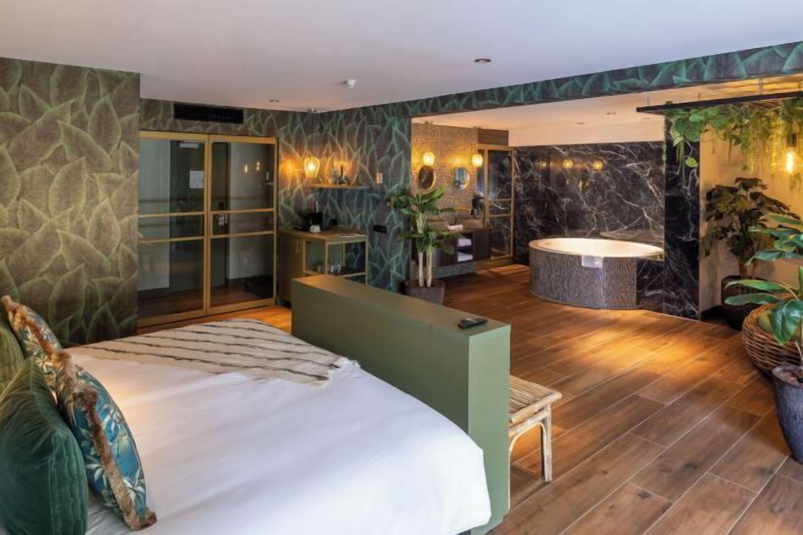 Een minibar, een kluis op de kamer, een bureau, een laptopwerkplek