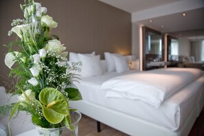 Minibar, in-room safe, desk, laptop workspace - Van der Valk Hotel Assen (Assen)