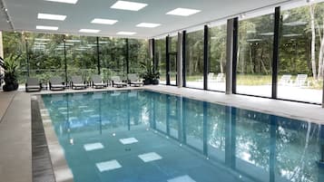 Indendørs pool, åben fra kl. 07.00 til kl. 22.00, liggestole