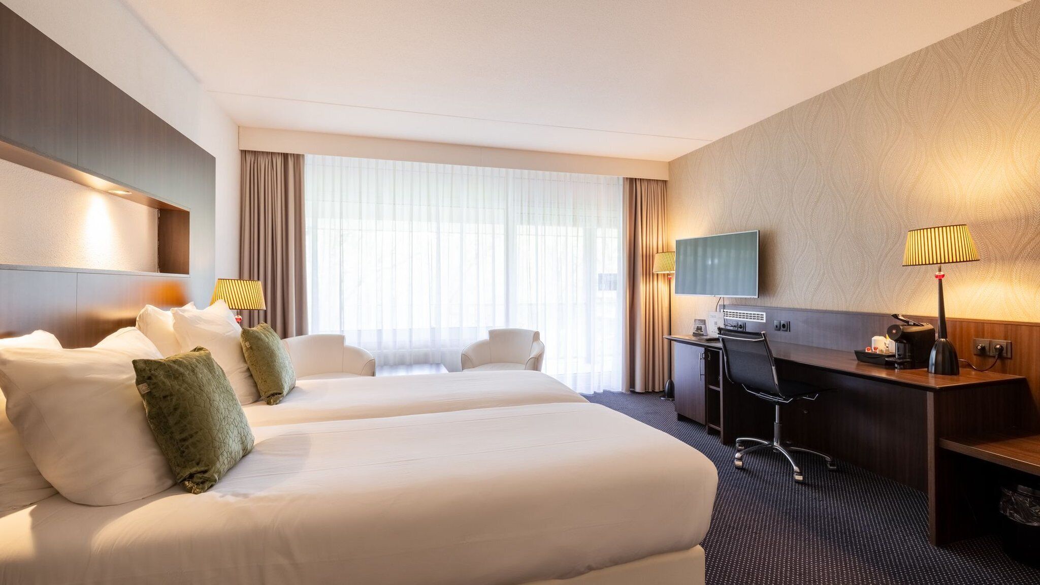 ميني بار وخزنة داخل الغرفة ومكتب ومساحة عمل للكمبيوتر المحمول