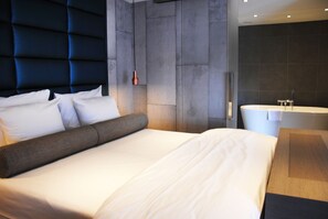 Minibar, caja de seguridad en la habitación y escritorio 