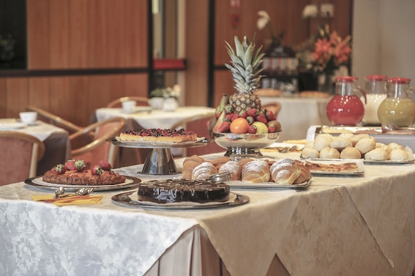 Daily continental breakfast (EUR 7 per person)