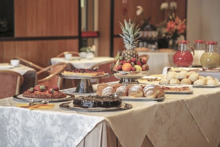 Daily continental breakfast (EUR 7 per person)