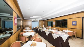 Petit déjeuner continental (7 EUR par personne)