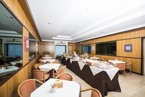 อาหารเช้าแบบคอนติเนนทัลทุกวัน (EUR 7 ต่อคน)