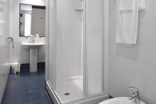 Dusche, Regendusche, kostenlose Toilettenartikel, Haartrockner