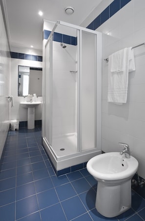 Shower, rainfall showerhead, free toiletries, hair dryer