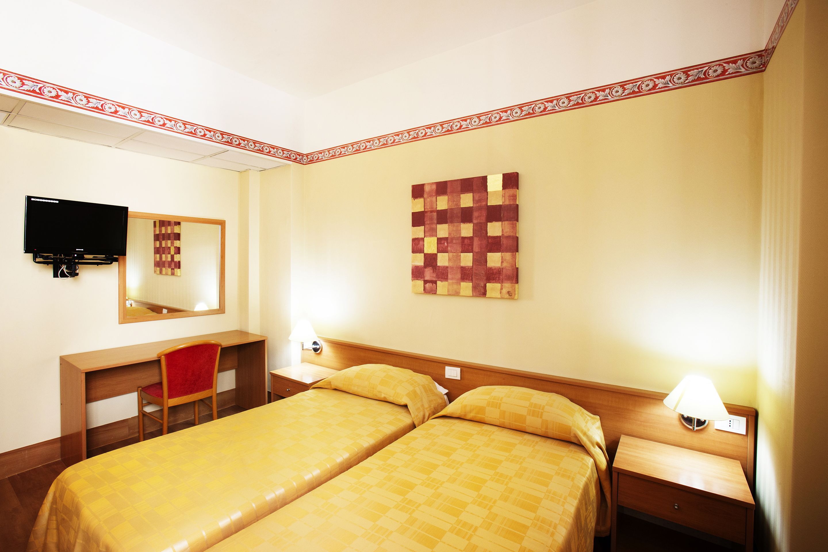 Twin Room | Down comforters, in-room safe, desk, blackout drapes