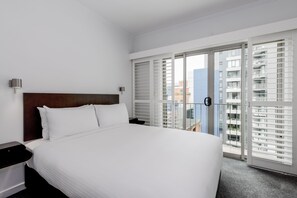 Pillow-top beds, in-room safe, desk, laptop workspace - Alto Hotel on Bourke (Melbourne)