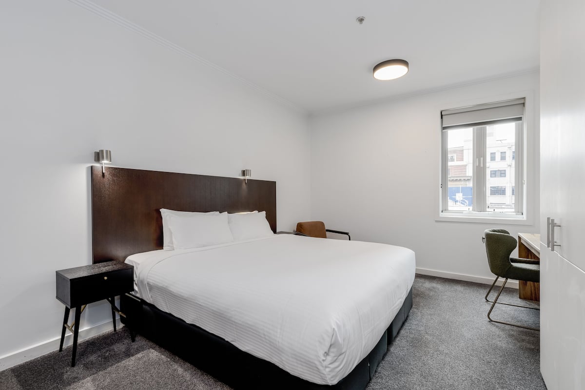 King or Twin Studio | 1 bedroom, pillowtop beds, in-room safe, desk