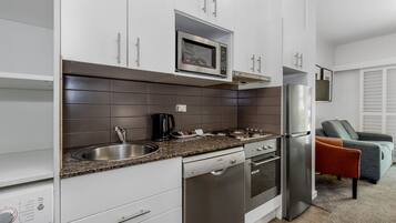 Apartamento luxo, 2 quartos | Cozinha americana privada | Geladeira, cafeteira/chaleira, chaleira elétrica