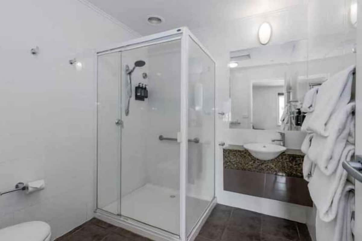 تجهيزات دش، دُش غزير، مستلزمات مجانية للعناية الشخصية، مجففات شعر