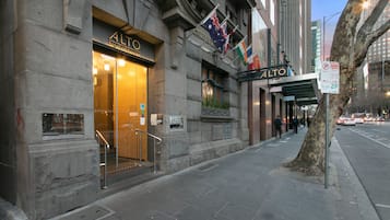 Vista frontal de la propiedad