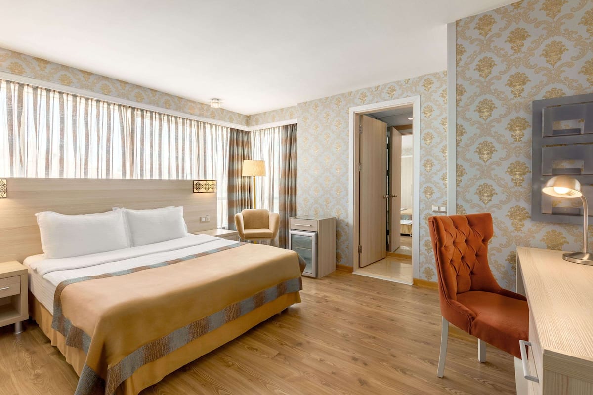 Deluxe Room, 1 Double Bed, Smoking | Minibar, in-room safe, desk, iron/ironing board