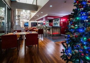 2 restaurantes; se sirven desayunos, almuerzos y cenas