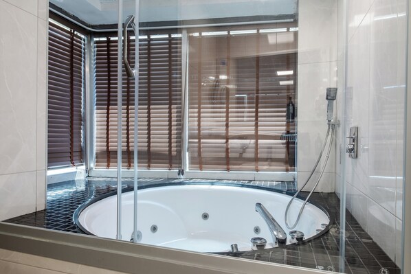 Deluxe Room, 1 Double Bed, Smoking | Bathroom | Rainfall showerhead, free toiletries, hair dryer, slippers - Ramada by Wyndham Ankara (Ankara)