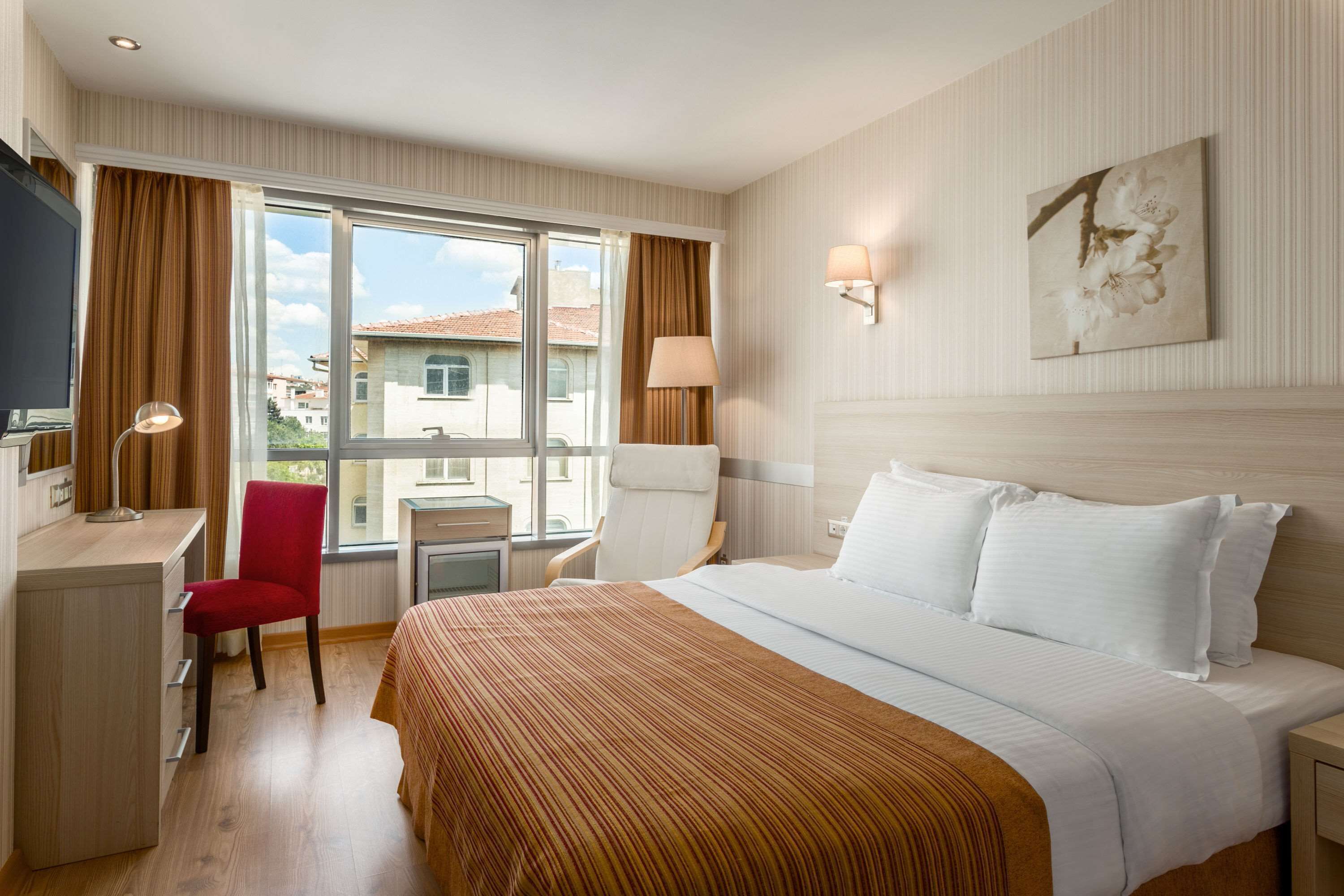 Rom, 1 dobbeltseng, røyk | Minibar, safe på rommet, skrivebord og strykejern/-brett