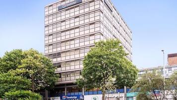 المنشأة من الخارج