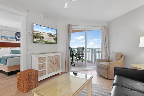 Premium-Apartment, Balkon, Meerblick (Gulf Front) | Wohnbereich | Flachbildfernseher, DVD-Player