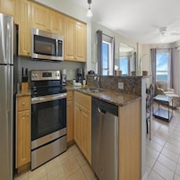 Apartamento Deluxe, balcón (Gulf Front) | Cocina privada | Frigorífico grande, microondas, horno y cafetera o tetera