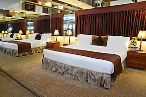 Frigobar, cofres nos quartos, escrivaninha, quartos à prova de som