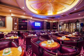 3 bars/lounges, sportbar