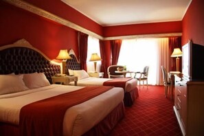 Familiekamer | Hypoallergeen beddengoed, een minibar, een kluis op de kamer, een bureau