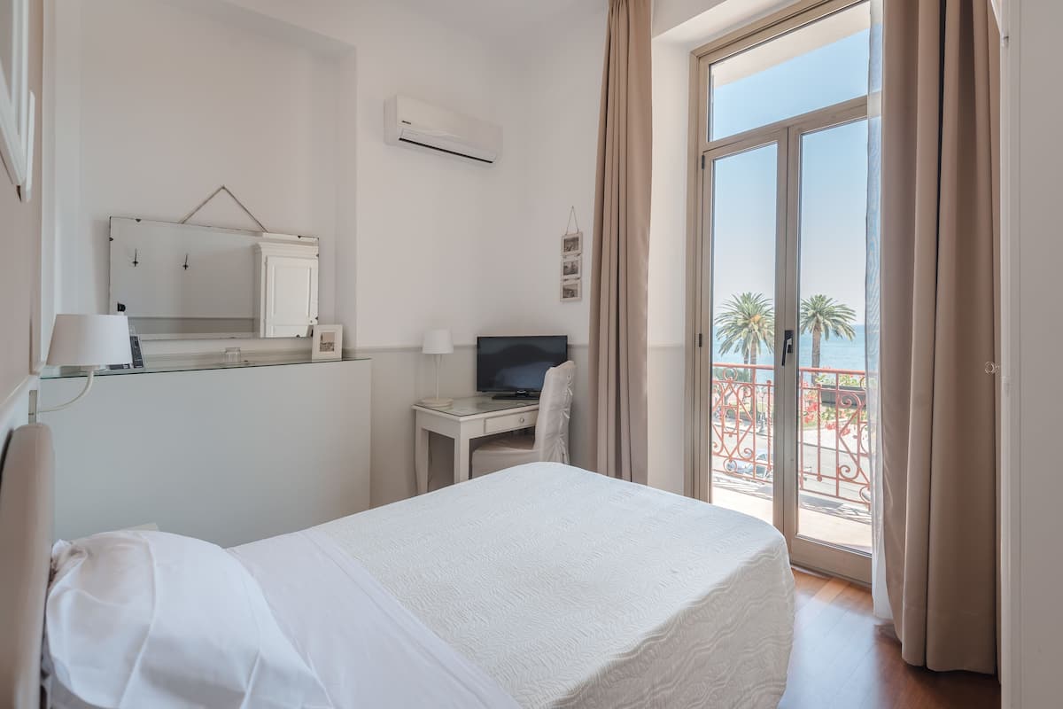 Chambre Simple, vue mer | Couette en duvet d'oie, minibar, coffres-forts dans les chambres, bureau