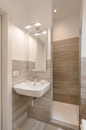 Single Room, Sea View | Bathroom | Free toiletries, hair dryer, slippers, bidet - Hotel Miramare (Rapallo)
